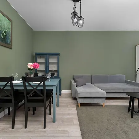 Cozy With A Balcony Near Parks And The Partynice Racetrack By Renters