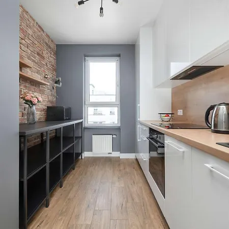 Cozy With A Balcony Near Parks And The Partynice Racetrack By Renters * Βρότσλαβ