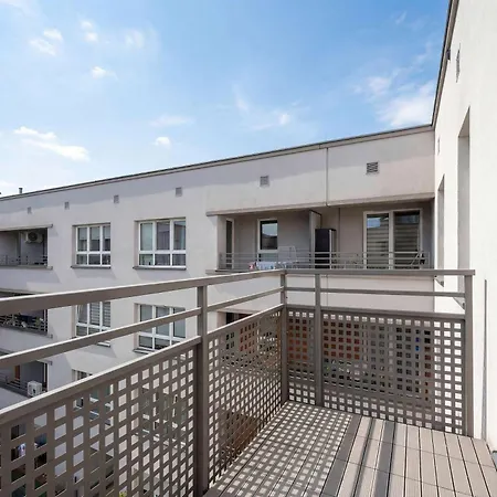 דירה Cozy With A Balcony Near Parks And The Partynice Racetrack By Renters ורוצלב
